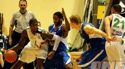 רובינסון מחפש את כדיר מתחת לסל (משה חרמון)