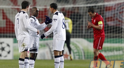 גם זו סוג של חגיגה. דפו, ג´נאס ובייל מברכים (רויטרס) גם זו סוג של חגיגה. דפו, ג´נאס ובייל מברכים (רויטרס)