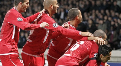 שחקני הפועל חוגגים עם זהבי. הישראלית הבכירה באירופה (רויטרס)