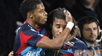 לקאזטה חוגג עם באסטוס את השוויון (רויטרס)