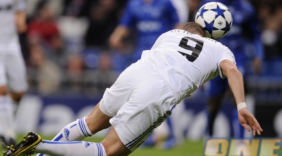 בנזמה נוגח את הראשון (רויטרס)