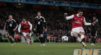 ואן פרסי כובש את הפנדל (רויטרס)