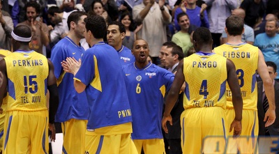 שחקני מכבי. גם הניצחון הזה לא זכה לצפיה המונית (שי לוי)