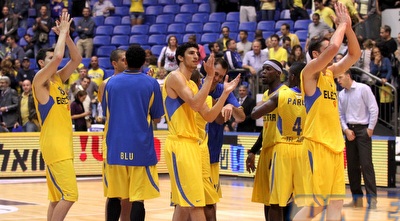 שחקני מכבי חוגגים בסיום (שי לוי)