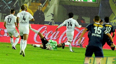 לירן שטראובר קולט את הבעיטה החלשה של דמארי בפתיחה (משה חרמון)