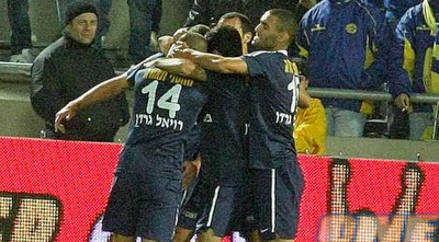 פרדי דוד קיבל עזרה מהכתף של סנסוני (משה חרמון) פרדי דוד קיבל עזרה מהכתף של סנסוני (משה חרמון)