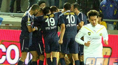 שחקני מכבי פ&qout;ת חוגגים, בוזגלו מאוכזב (משה חרמון)