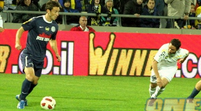 ישראלביץ´ מול ביזארה. הבעיטה של קשר מכבי ת&qout;א נהדפה לקרן (משה חרמון)