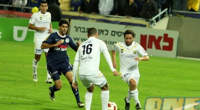 אלירן עטר וישראלביץ´ מול בקל. המארחת לא מצליחה לכבוש (משה חרמון)