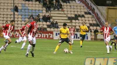 חן עזרא בין שחקני ב&qout;ש. נתניה לוחצת (מור שאולי)