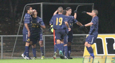 שחקני עכו מברכים את רועי דיין (עמית מצפה) שחקני עכו מברכים את רועי דיין (עמית מצפה)