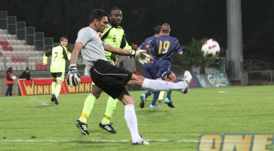 דודו גורש מעיף כדור. השוער העכואי מנע מברוכיאן לכבוש בפתיחה (עמית מצפה) דודו גורש מעיף כדור. השוער העכואי מנע מברוכיאן לכבוש בפתיחה (עמית מצפה)