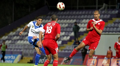 דודו ביטון מפציץ למשקוף של איתי ארקין (שי לוי)