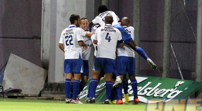 שחקני פ&qout;ת חוגגים (שי לוי)