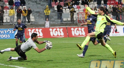 דודו גורש מקדים את חן עזריאל (עמית מצפה) דודו גורש מקדים את חן עזריאל (עמית מצפה)