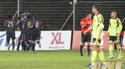 שחקני עכו חוגגים, הבית&qout;רים מאוכזבים (עמית מצפה) שחקני עכו חוגגים, הבית&qout;רים מאוכזבים (עמית מצפה)