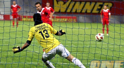 טלקייסקי בועט את הפנדל (שי לוי)