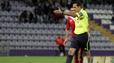 אסף קינן מצביע על הנקודה הלבנה (שי לוי) אסף קינן מצביע על הנקודה הלבנה (שי לוי)