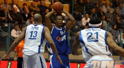 מייסיאו באסטון (יניב גונן)