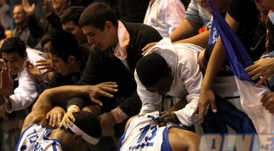 שחקני אשקלון מקבלים חום מהקהל (יניב גונן)