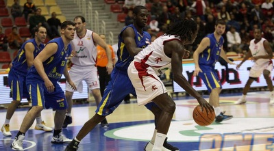 וורן קרטר נשמר על ידי אחיו, ג´וש (עמית מצפה)