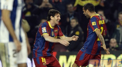 ליאו מסי חוגג עם דני אלבס (רויטרס)