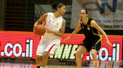 אשלי קלארק (יניב גונן)