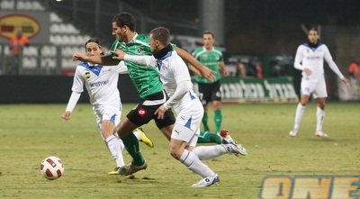 תומר חמד בין שני שחקנים (עמית מצפה)