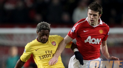 אלכסנדר סונג ומייקל קאריק נאבקים על כדור (GettyImages) אלכסנדר סונג ומייקל קאריק נאבקים על כדור (GettyImages)