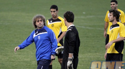 ראובן עטר עם השחקנים. יפתח עם הרכב הגנתי (יוסי ציפקיס) ראובן עטר עם השחקנים. יפתח עם הרכב הגנתי (יוסי ציפקיס)