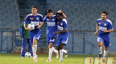 שחקני נס ציונה חוגגים את השער (יוסי ציפקיס) שחקני נס ציונה חוגגים את השער (יוסי ציפקיס)