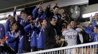 רמת השרון מקבלת את הגביע (יוסי ציפקיס) רמת השרון מקבלת את הגביע (יוסי ציפקיס)