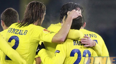 ויאריאל חוגגת עם רוסי את השער היחיד במשחק (רויטרס) ויאריאל חוגגת עם רוסי את השער היחיד במשחק (רויטרס)