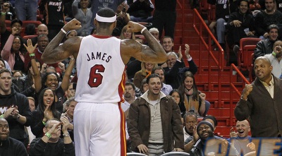 לברון ג´יימס מראה לקהל של מיאמי מה הוא שווה, הלילה (רויטרס) לברון ג´יימס מראה לקהל של מיאמי מה הוא שווה, הלילה (רויטרס)