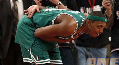 פול פירס משתחווה בפני הקהל בגארדן, הלילה (רויטרס) פול פירס משתחווה בפני הקהל בגארדן, הלילה (רויטרס)