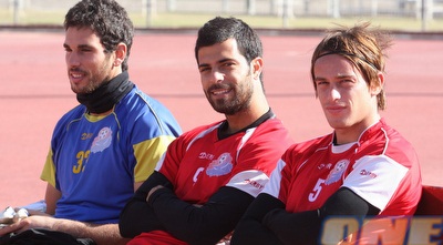 גד עמוס עם עדן בן בסט ועודד אלקיים באימון. יפתח גם בשבת (עמית מצפה)