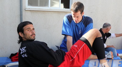 גולן חרמון זוכה לטיפול במהלך האימון, היום (עמית מצפה)