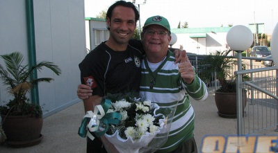 וסילי מעניק לדוידוביץ&acute; פרחים ביום ההולדת (ONE)