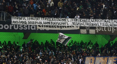 אוהדי גלאדבך במחאה נגד הקבוצה וההנהלה (רויטרס)