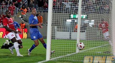 הכדור בשער, שהר (ימין) רץ לחגוג (שי לוי)