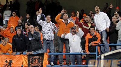 אוהדי בני יהודה קוראים לקשטן להתפטר. תמונה שהפכה להרגל (יוסי ציפקיס) אוהדי בני יהודה קוראים לקשטן להתפטר. תמונה שהפכה להרגל (יוסי ציפקיס)