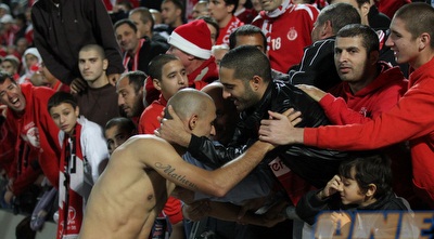 דגלאס דה סילבה נפרד מהאוהדים באדום בסיום המשחק מול ר&qout;ג (שי לוי)