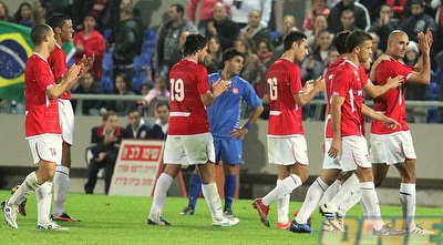 דגלאס דה סילבה מקבל כבוד מהחברים עם החלפתו (שי לוי)