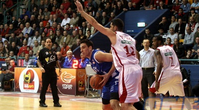 מזרחי מנסה לעצור את רייס (מור שאולי)