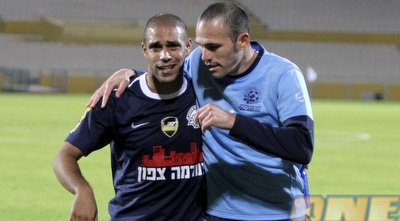 מיכאל זנדברג עם אלירן דנין בסיום המשחק. עוד ניצחון גדול של פ&qout;ת (יוסי ציפקיס)