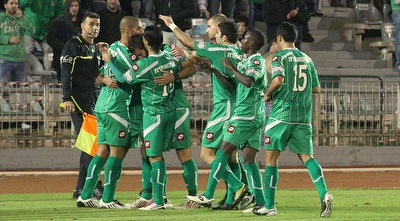 שחקני מכבי חיפה חוגגים (עמית מצפה)