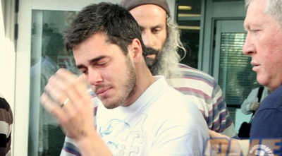 תמיר כהן נתמך על ידי אריה אלתר (משה חרמון)