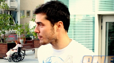 תמיר כהן עם עיינים אדומות מבכי. &qout;תתפללו שאבא יתעורר&qout; (משה חרמון)