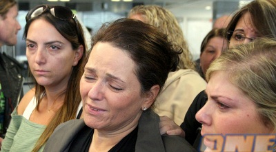 דורית כהן מתקשה לעצור את הדמעות בבית החולים (משה חרמון)