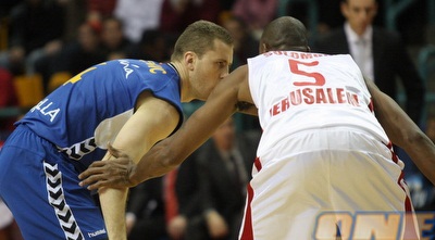 סולומון שומר על פופוביץ´ (גיא בן זיו) סולומון שומר על פופוביץ´ (גיא בן זיו)